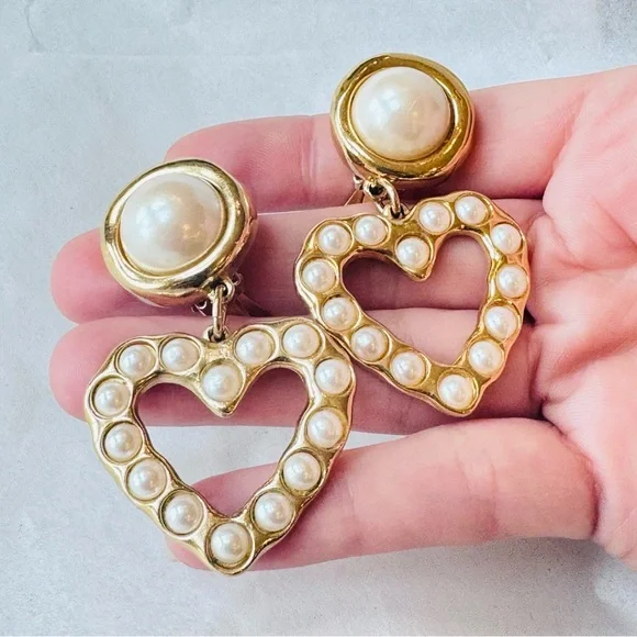 GIVENCHY AMAZING VINTAGE HEART PEARL GOLD TONE EARRINGS 1990s inv tag 12